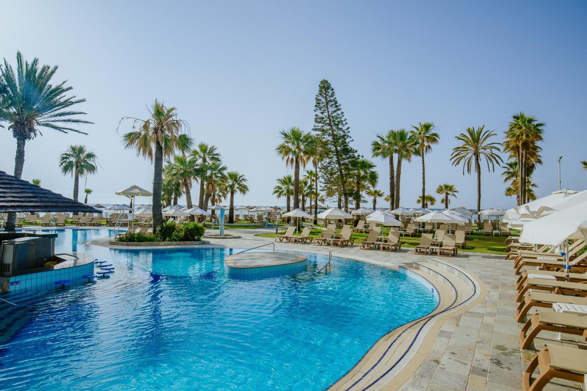 Golden Bay Beach Hotel Larnaca Exteriör bild Pool at the Nissi Beach Hotel